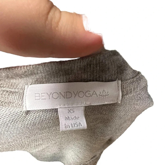 Beyond Yoga Leopard Favorite Hacci Raglan Cropped Pullover Gray Size XS - Picture 9 of 9